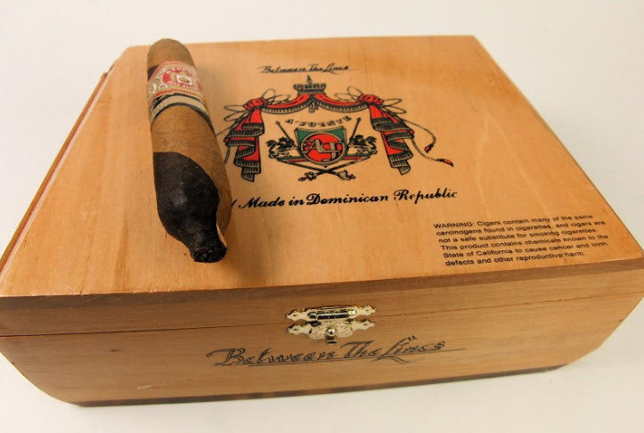 Arturo Fuente Hemingway Between the Lines (Box of 25) - www.cigarsindia.in